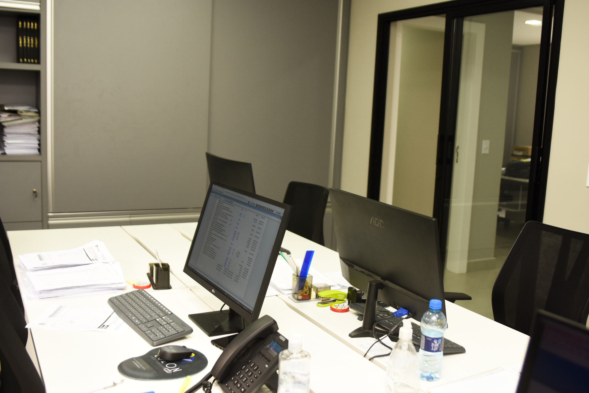 Estação de trabalho da equipe da Luzon Contabilidade
